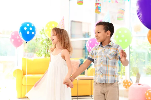 Lindos Niños Pequeños Fiesta Cumpleaños Interiores —  Fotos de Stock