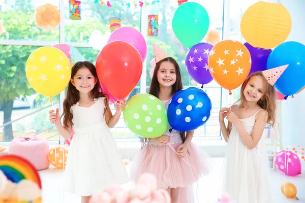 Aranyos Lányok Lufi Születésnapi Partiján Beltéri — Stock Fotó
