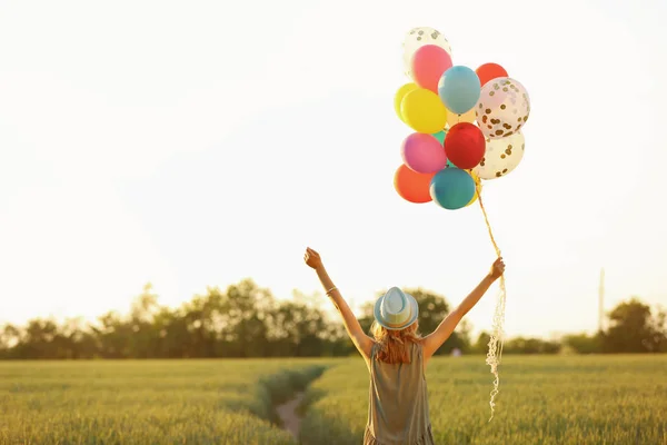 Giovane Donna Con Palloncini Colorati Campo Nella Giornata Sole — Foto Stock