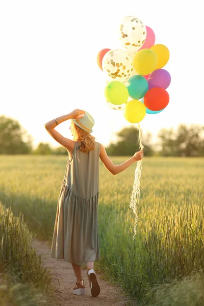 Молодая Женщина Разноцветными Воздушными Шарами Поле Солнечный День — стоковое фото