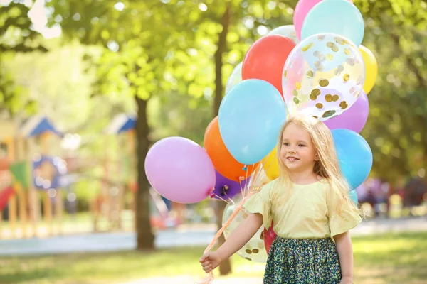 Güneşli Parkta Renkli Balonlar Ile Şirin Kız — Stok fotoğraf