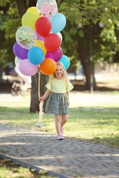 Schattig Meisje Met Kleurrijke Ballonnen Park Zonnige Dag — Stockfoto