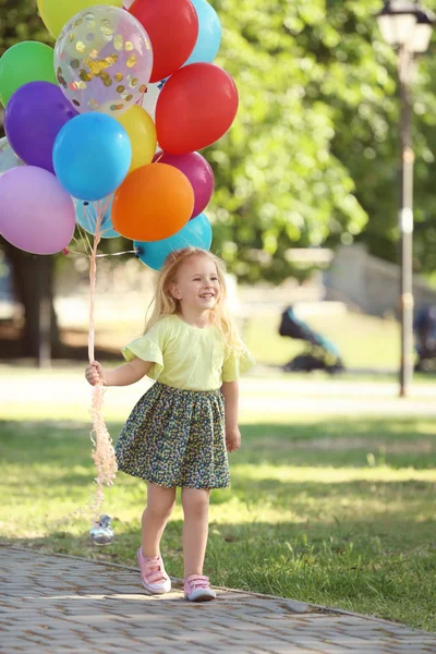 Linda Chica Con Globos Colores Parque Día Soleado — Foto de Stock