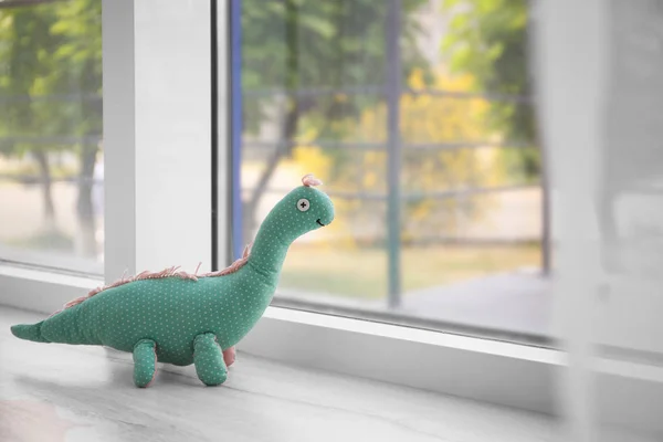 Opuszczony Zabawka Dinozaur Parapet Czas Aby Odwiedzić Psycholog Dziecięcy — Zdjęcie stockowe