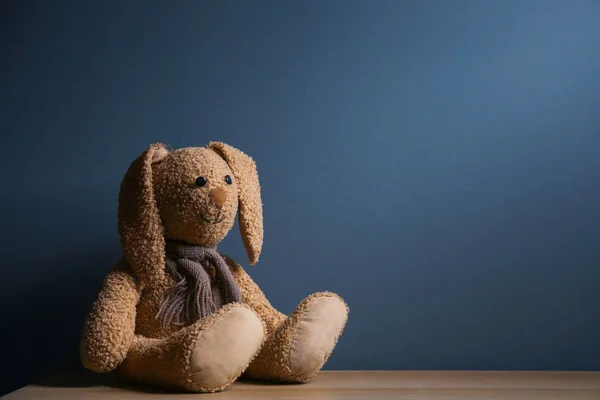 Coelho Brinquedo Abandonado Mesa Contra Fundo Escuro Hora Visitar Psicólogo — Fotografia de Stock