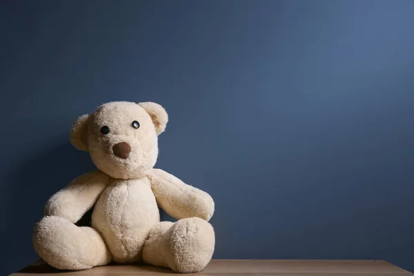 Abandoned Teddy Bear Table Dark Background Time Visit Child Psychologist — Stock Photo, Image