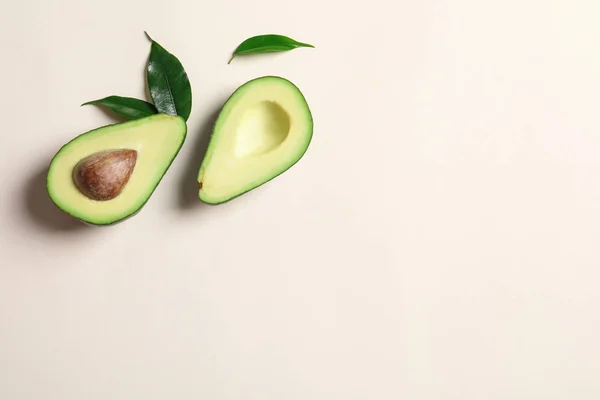 Rijpe Schijfjes Avocado Lichte Achtergrond — Stockfoto