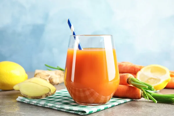 Стекло Морковным Соком Свежими Ингредиентами Столе — стоковое фото