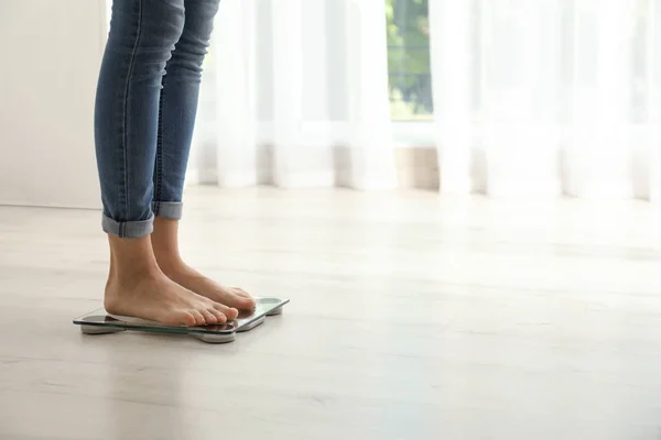 Mulher Medindo Seu Peso Usando Balanças Chão Madeira Dieta Saudável — Fotografia de Stock