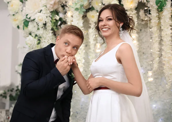 Homem Beijando Mão Sua Noiva Altar Cerimônia Casamento — Fotografia de Stock