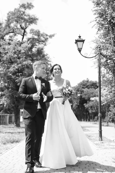 Sposi Felici Che Camminano All Aperto Effetto Bianco Nero — Foto Stock