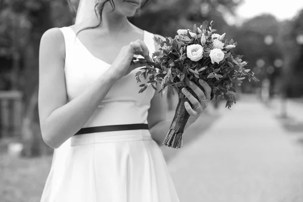 Жінка Весільній Сукні Красивим Весільним Букетом Відкритому Повітрі Чорно Білий — стокове фото