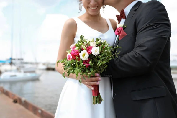 Feliz Recém Casados Com Lindo Buquê Noiva Perto Rio — Fotografia de Stock