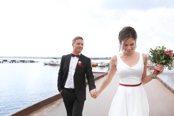 Щасливі Молодята Красивим Весільним Букетом Біля Річки — стокове фото