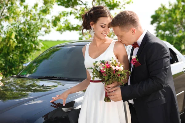 Mutlu Gelin Damat Araba Açık Havada Yakınındaki — Stok fotoğraf