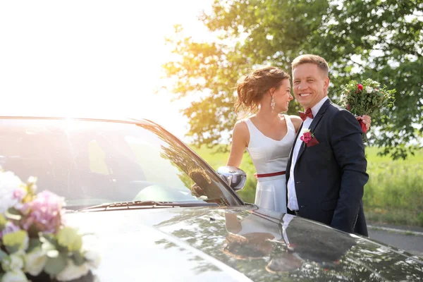Счастливая Невеста Жених Возле Автомобиля Открытом Воздухе — стоковое фото