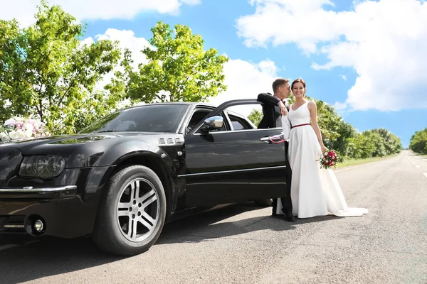 Novia Feliz Novio Cerca Coche Aire Libre — Foto de Stock