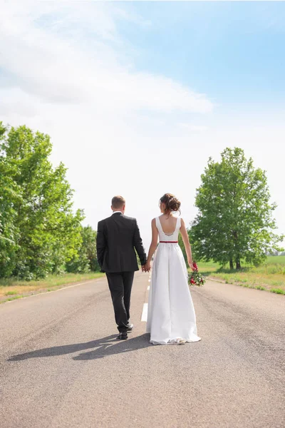 Νύφη Και Γαμπρός Περπάτημα Μακριά Εθνική Οδό — Φωτογραφία Αρχείου