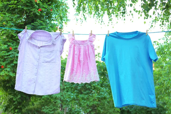 Oblečení Lince Prádlo Venku Slunečný Den — Stock fotografie