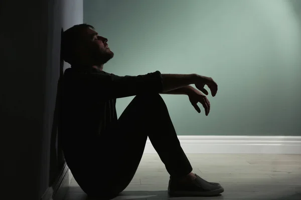 Jovem Deprimido Sentado Chão Escuridão — Fotografia de Stock