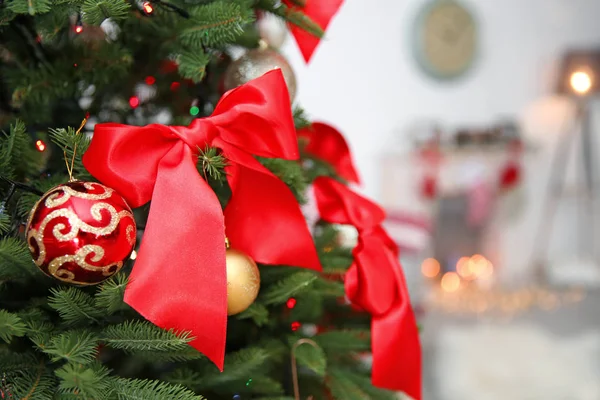 Weihnachtsbaum Mit Stilvollem Dekor Drinnen Nahaufnahme — Stockfoto