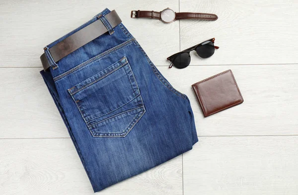 Composición Plana Con Jeans Azules Accesorios Sobre Fondo Madera — Foto de Stock