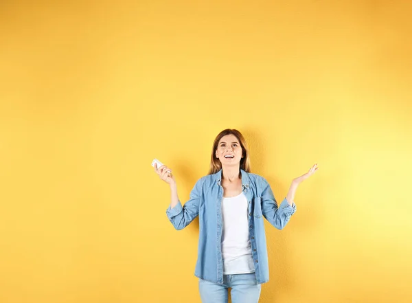 Glückliche Frau Mit Klimaanlage Fernbedienung Auf Farbigem Hintergrund — Stockfoto