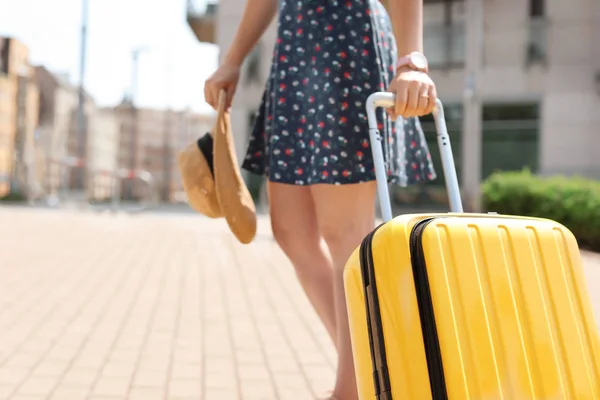 Fiatal Sárga Carry Szabadban Bőrönd — Stock Fotó