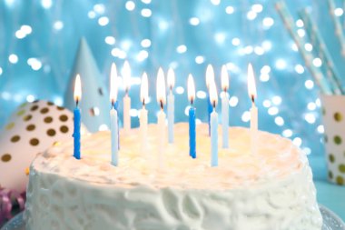 Yanan mumlar, closeup ile lezzetli Doğum günü pastası