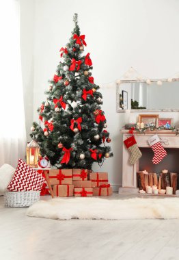 İç dekore edilmiş Noel ağacı olan şık bir oturma odası.