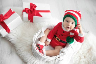 Sepet içinde evde yılbaşı kostüm giyen şirin bebek
