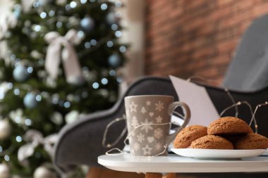 Tablo ve Noel ağacı şık salon iç tedavi ile kitap