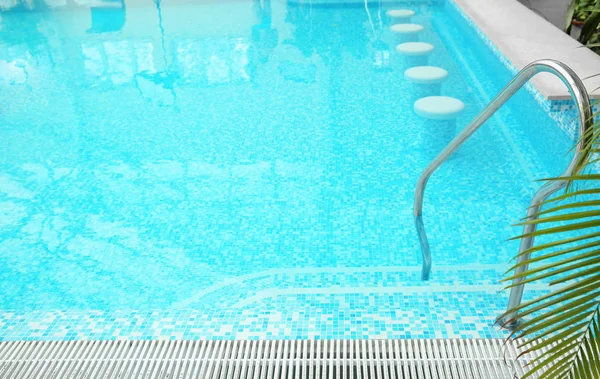 Piscina Con Refrescante Agua Azul Tiempo Para Relajarse — Foto de Stock