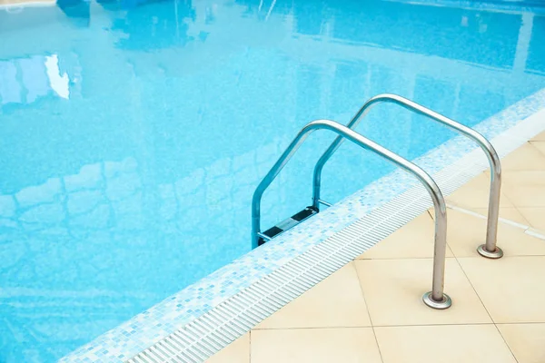 Yüzme Havuzu kapmak barlarda merdivenle