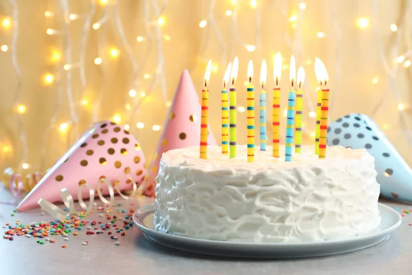 Läcker Tårta Med Brinnande Ljus Bordet — Stockfoto