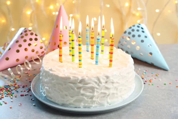 Delicioso Pastel Cumpleaños Con Velas Encendidas Mesa —  Fotos de Stock
