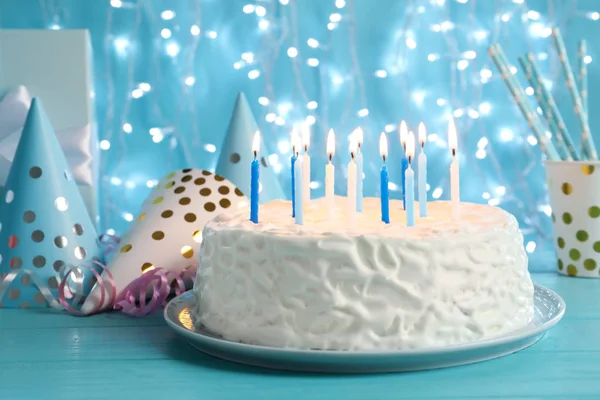 Läcker Tårta Med Brinnande Ljus Bordet — Stockfoto