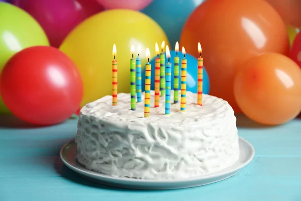 Delicioso Pastel Cumpleaños Con Velas Encendidas Mesa —  Fotos de Stock
