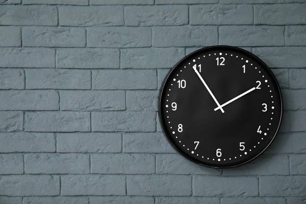 Moderne Uhr Ziegelmauer Zeitkonzept — Stockfoto