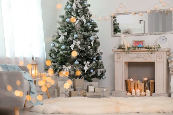 Elegante Soggiorno Interno Con Albero Natale Decorato Luci Sfocate Primo — Foto Stock