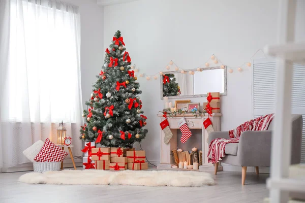 Dekore Edilmiş Noel Ağacı Olan Şık Bir Oturma Odası — Stok fotoğraf