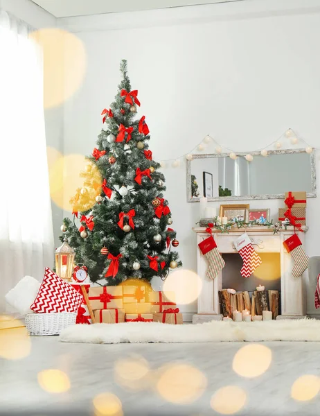 Interior Elegante Sala Estar Com Árvore Natal Decorada Luzes Embaçadas — Fotografia de Stock