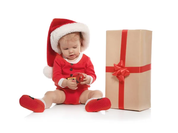 Симпатичный Маленький Ребенок Рождественском Костюме Подарке Белом Фоне — стоковое фото