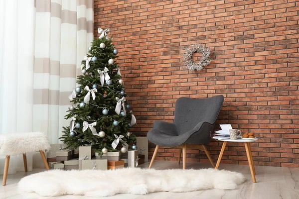 Elegante Soggiorno Interno Con Albero Natale Decorato — Foto Stock