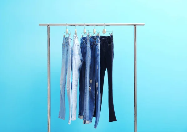 Bastidor Con Jeans Elegantes Sobre Fondo Color —  Fotos de Stock