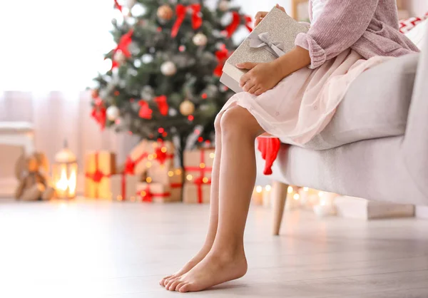 Sevimli Küçük Çocuk Evde Kanepede Otururken Noel Hediye Kutusu Ile — Stok fotoğraf