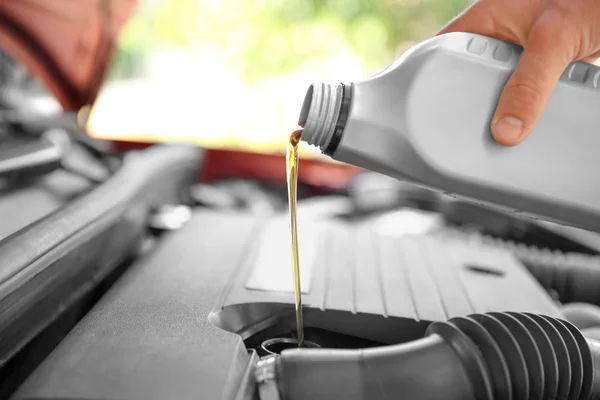 Mechanic Hälla Olja Bilen Motorn Närbild — Stockfoto