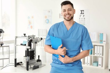 Klinikte gülümseyen göz doktoruna portresi