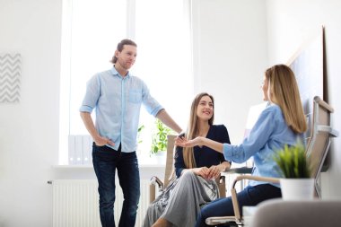 Genç insanların ofiste iş eğitimi