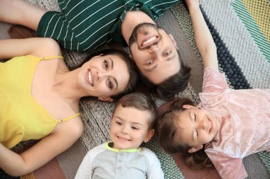 Çocuk kapalı, üstten görünüm ile mutlu bir aile portresi
